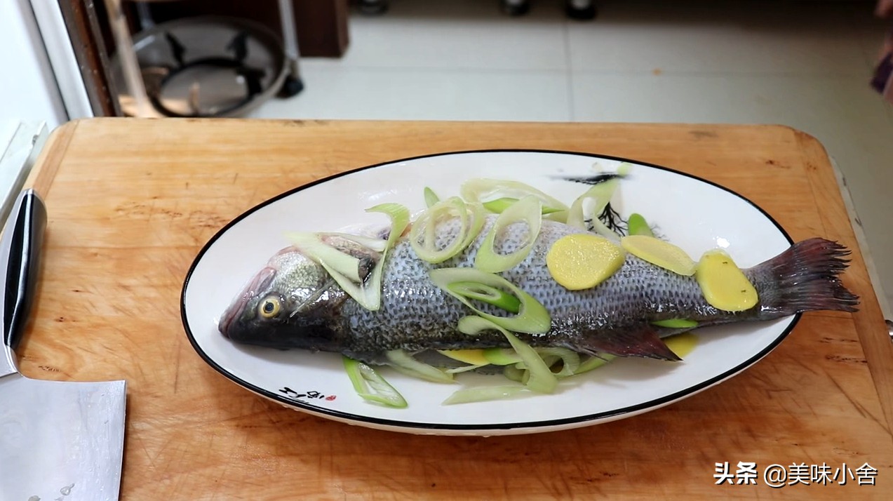 清蒸鲈鱼肉质鲜嫩无腥味家庭最爱,家庭版清蒸鲈鱼的正确做法