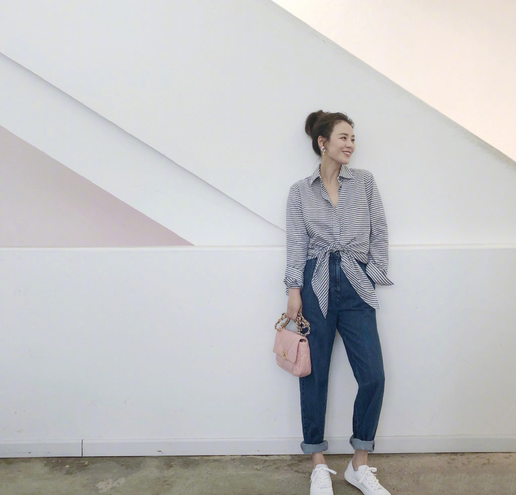 马思纯丸子头白衬衣,马思纯看秀穿搭