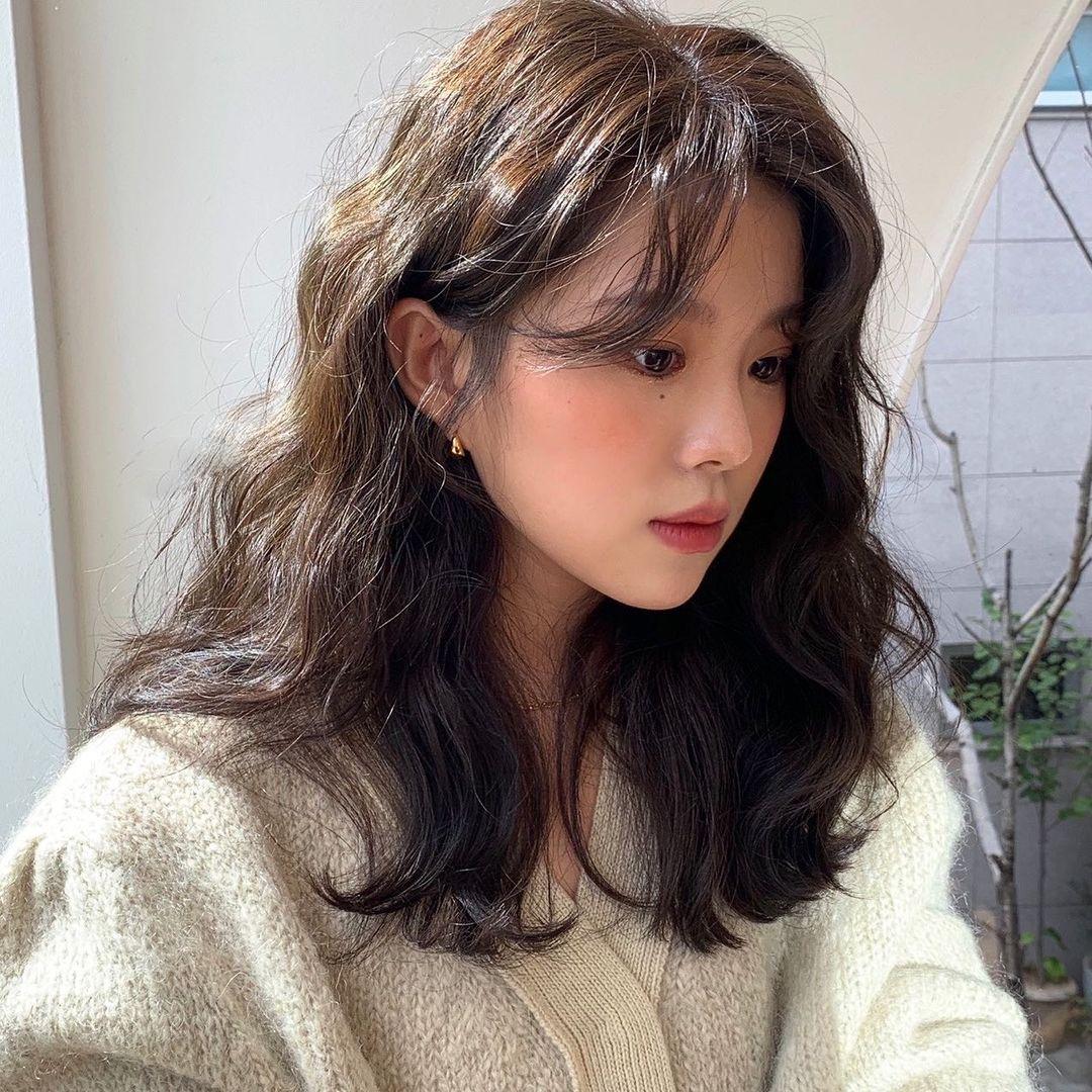 女生流行发型中长卷发图片,2022流行中长卷发免打理