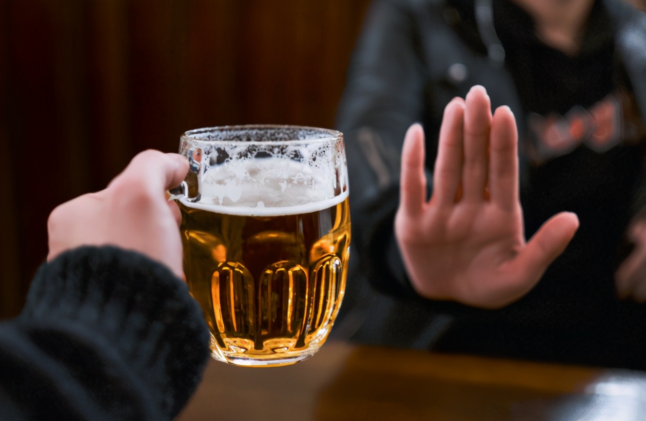 女人喝酒容易醉是什么原因,成年女性喝多少酒容易醉