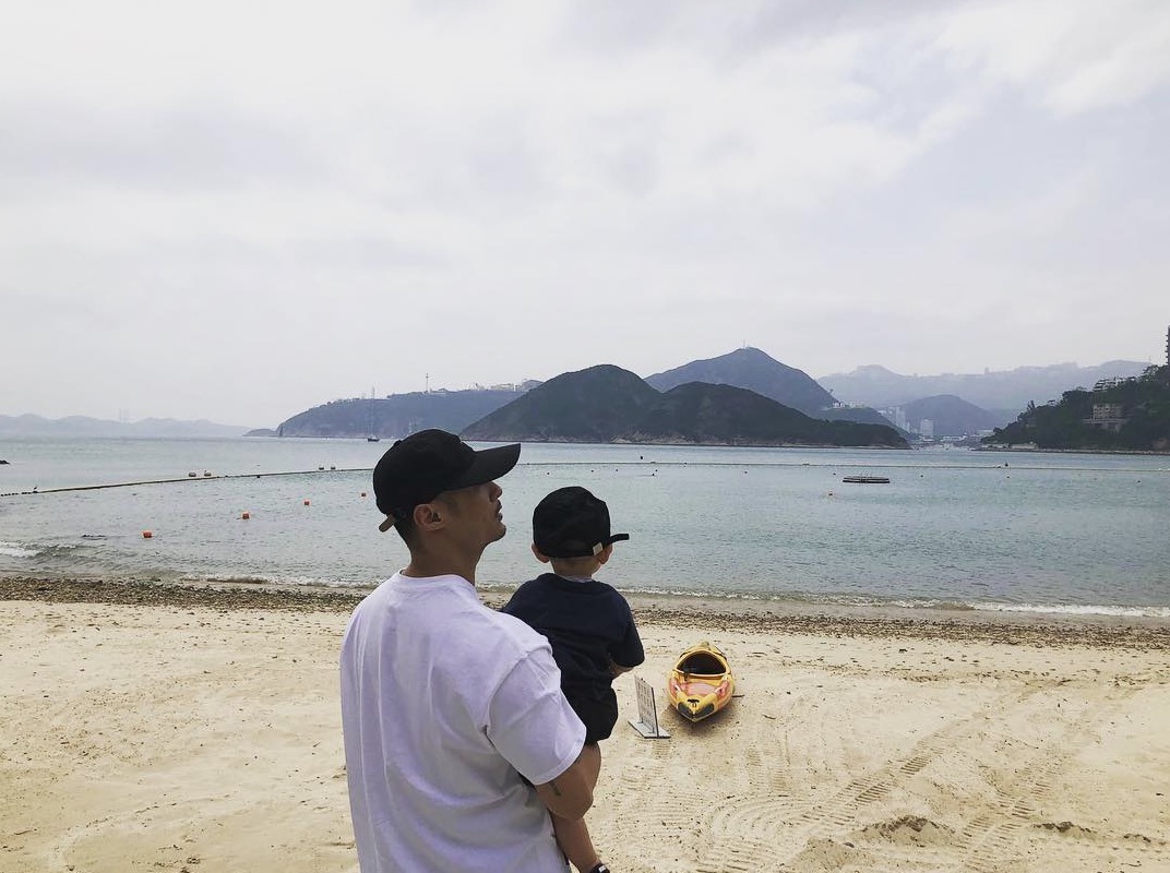 余文乐晒与儿子合照,余文乐骑电动车带孩子