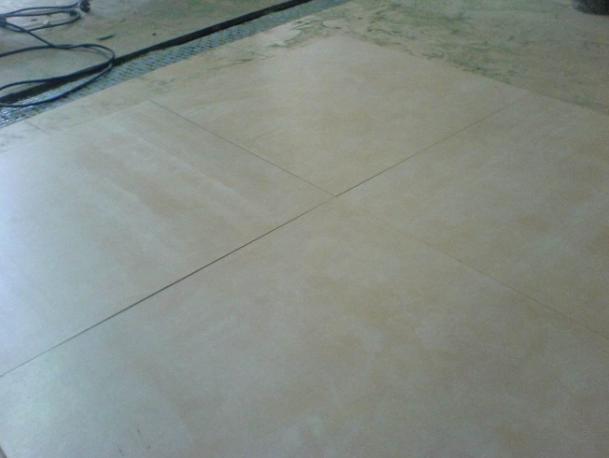 天气冷瓷砖地板拱起来了怎么办,地面瓷砖拱起用什么方法修补