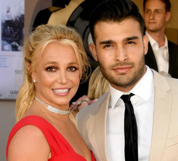 小甜甜布兰妮38岁时被父亲监督,小甜甜布兰妮父亲被截肢