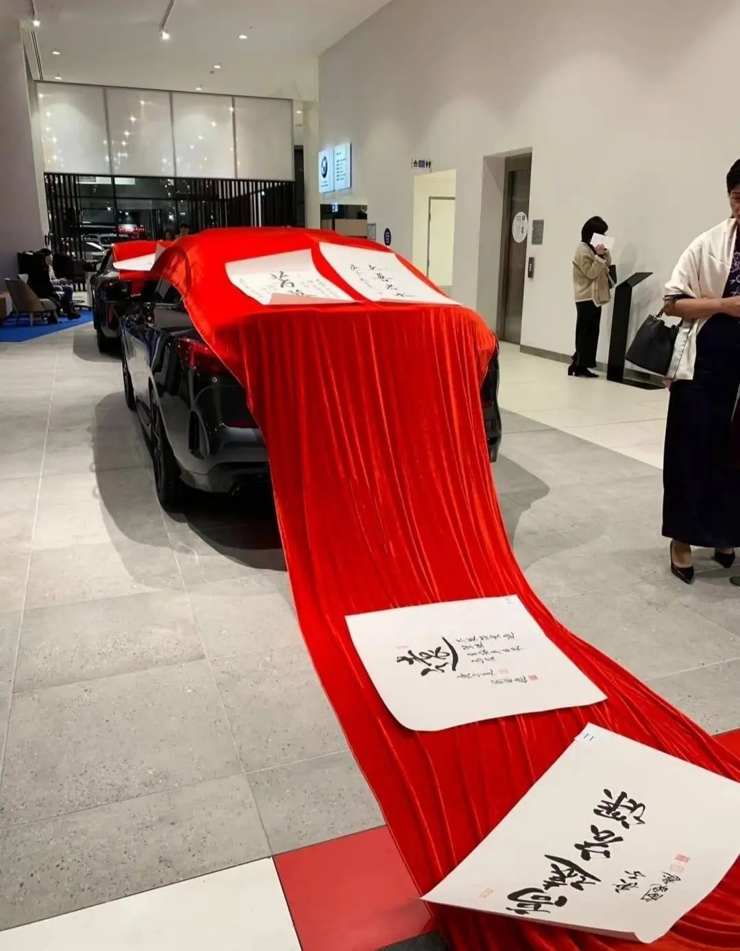 刘晓庆戴翡翠紫手镯,刘晓庆红毯翡翠