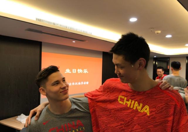 中俄混血男孩颜值爆表12岁,吉林混血小将全家福