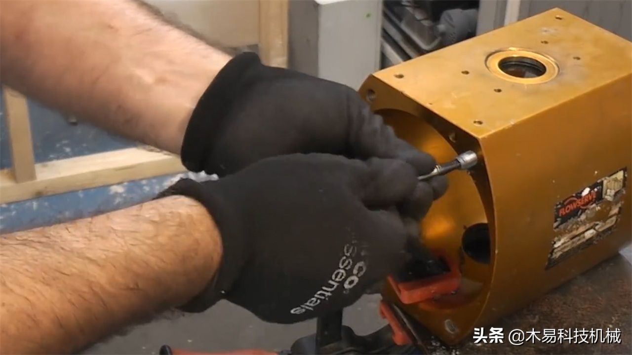 螺丝螺母折断,咋办?看外国“牛人”如何取出