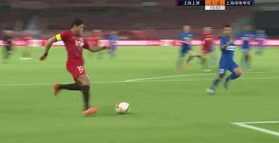 就这么不讲理！18岁新晋国脚遭无情碾压，连拉带拽也无法阻止进球