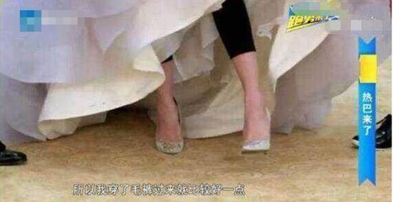 杨幂赵丽颖冻到飙泪,赵丽颖走红毯冻人