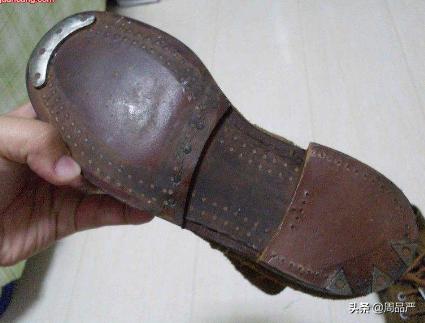 鞋子里面有个地方凸出来硌脚,鞋子侧边硌脚是太小了吗