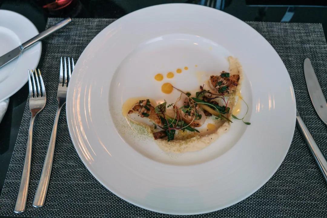 把繁华踩在脚下，将吃喝囊括周边。去长沙要住地标里