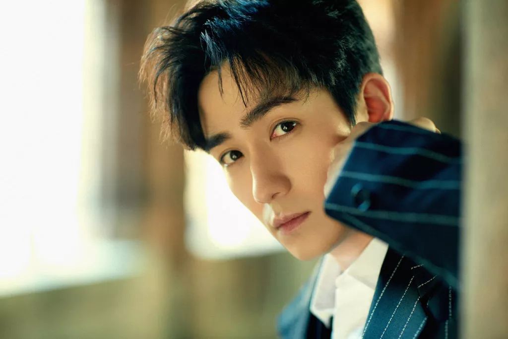 高情商的男生如何提醒女生口红沾牙上了？刘昊然的回答是最甜的