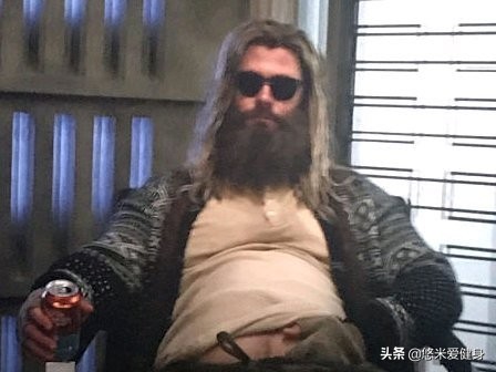 身高190的澳洲帅哥，因出演雷神而成名，年近40仍有健壮肌肉