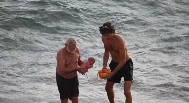 战斗民族就是与众不同，下海游个泳顺便把娃生，休闲人生两不误