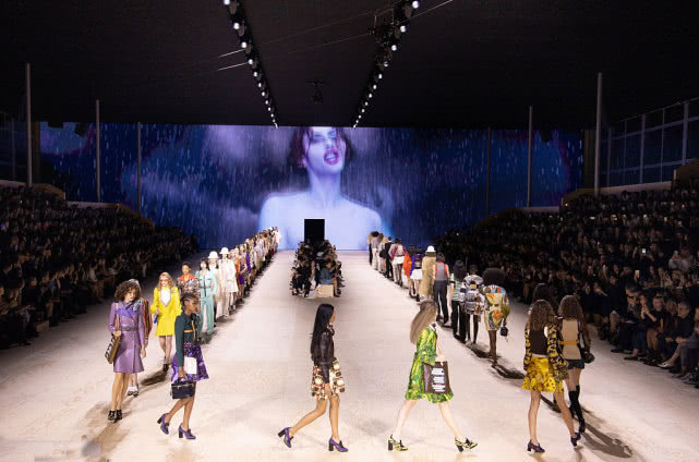 LV太子妃亮相自家秀，和丈夫牵手超恩爱，全套金首饰也仙气十足