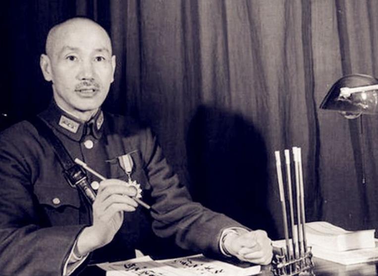 双枪老太婆沦为女匪，*杀虐**我军代表，毛主席特批枪毙并善待其后人