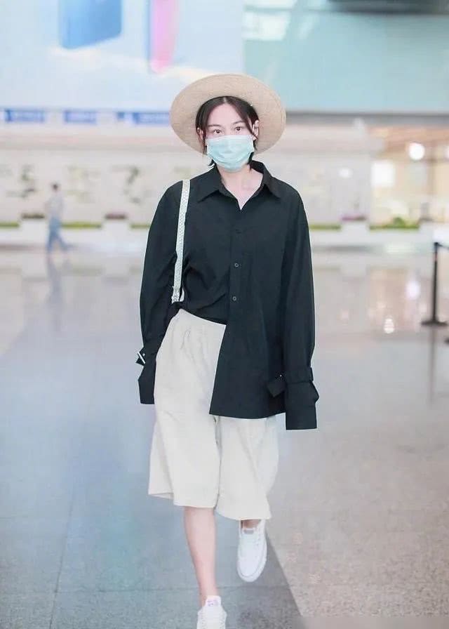 张馨予穿绿色披肩晒照显娇羞,张馨予机场秀短发后更有魅力超酷