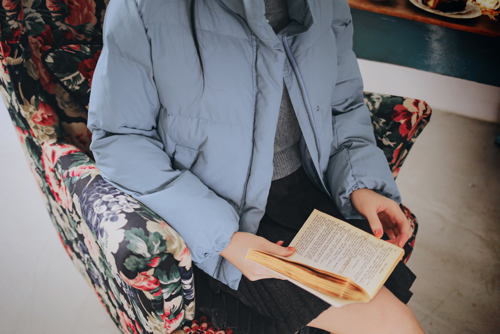 黑色韩版短羽绒服的最佳内搭毛衣,韩系短款羽绒服内打底衫