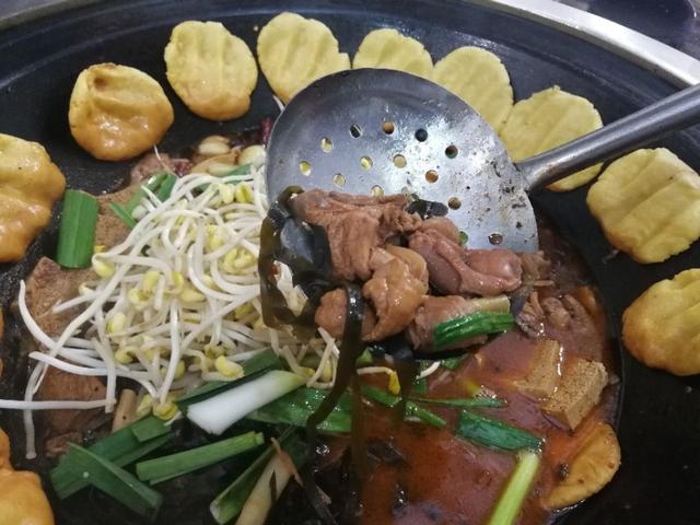 郑州美食地锅炖鸡贴饼子,地锅炖鸡贴饼子的抖音视频