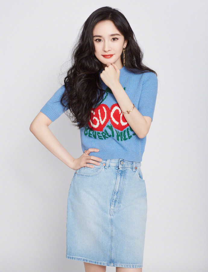 杨幂上直播少女感爆棚，看了一眼她的脚踝，网友：被上帝亲吻过