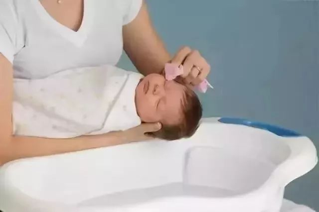 宝宝洗澡哭闹怎么办？3招让宝宝爱上洗澡