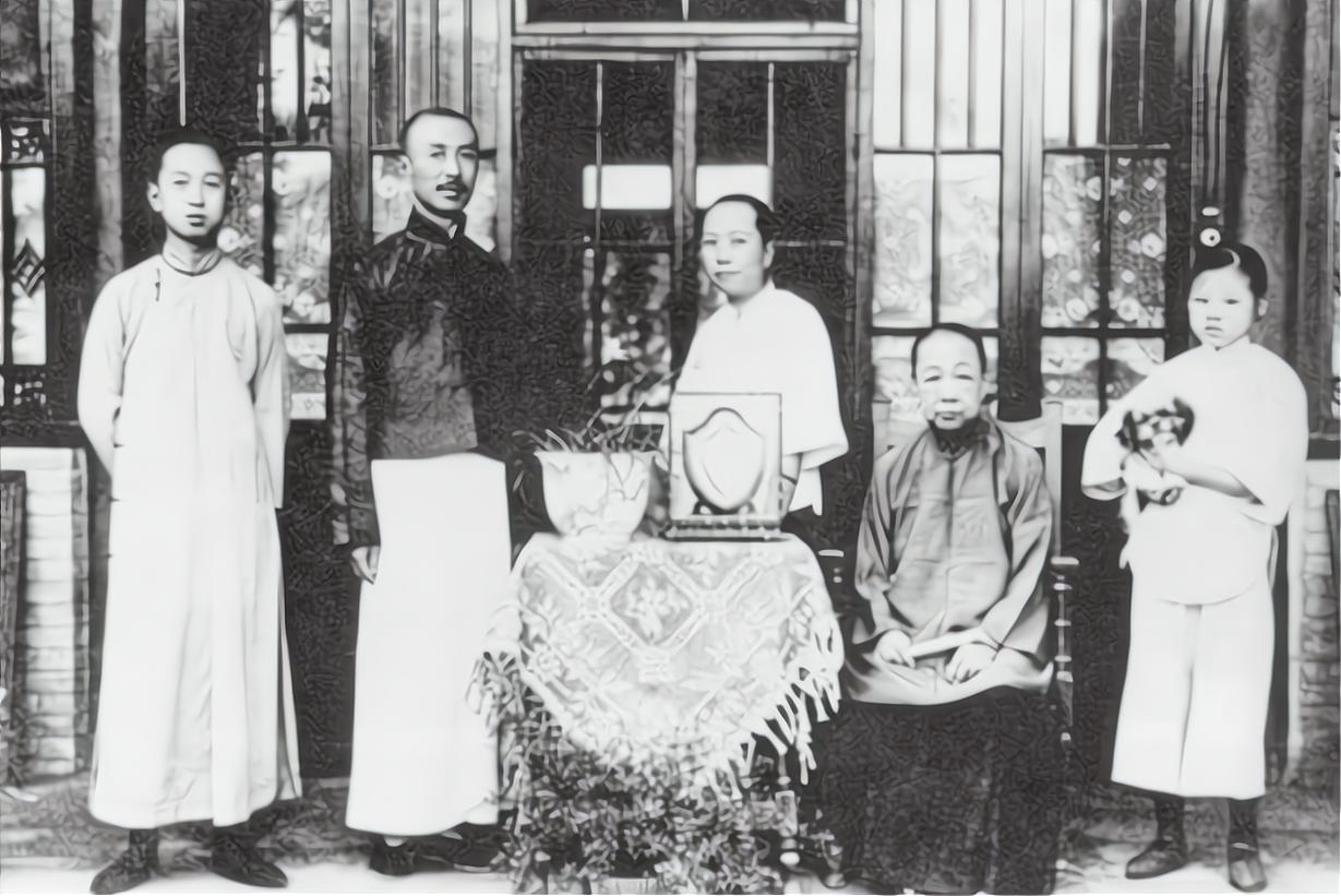 嫁给了干哥哥钱学森，成就学生李双江，蒋英如何活成了一代传奇？