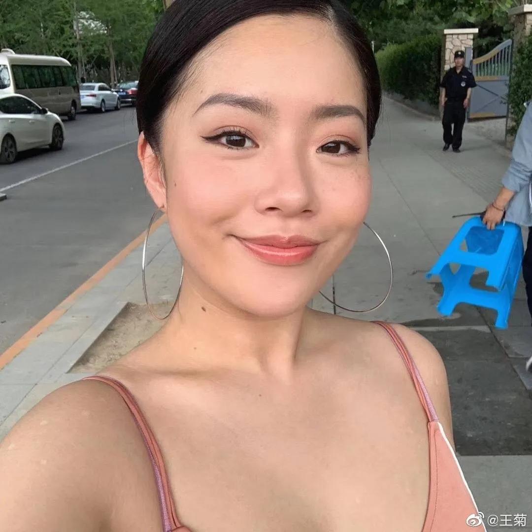 宋妍霏程潇王菊跨年演唱会,王菊为宋妍霏化妆视频