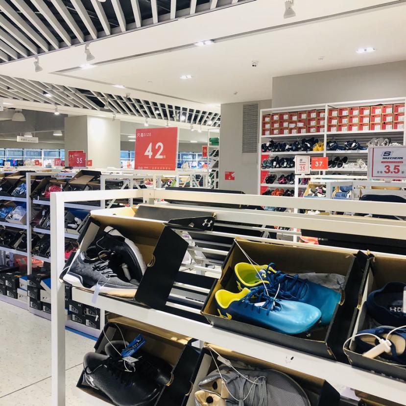 旅行购物怎么高效买？品牌特卖仓，直播购物成为了主流