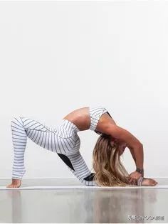 “公狗腰”out了，现在流行的是“鲨鱼线”▷每日一练