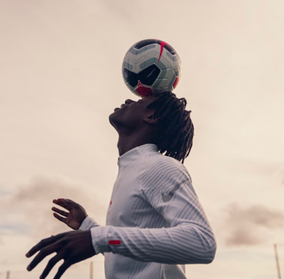 全欧洲都在捧卡马文加，年仅18岁的“青春粉碎机”到底什么来头？