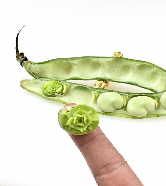 他把豌豆、大蒜、梨子雕刻成花，做出“生命短暂”的艺术品