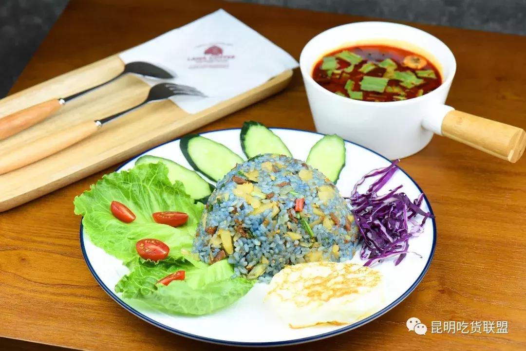 昆明2环边巷子里的小店，1杯咖啡+1份简餐，感觉我又去到了泰国