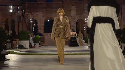 什么颜色的皮草看起来有气质,皮草穿了像暴发户