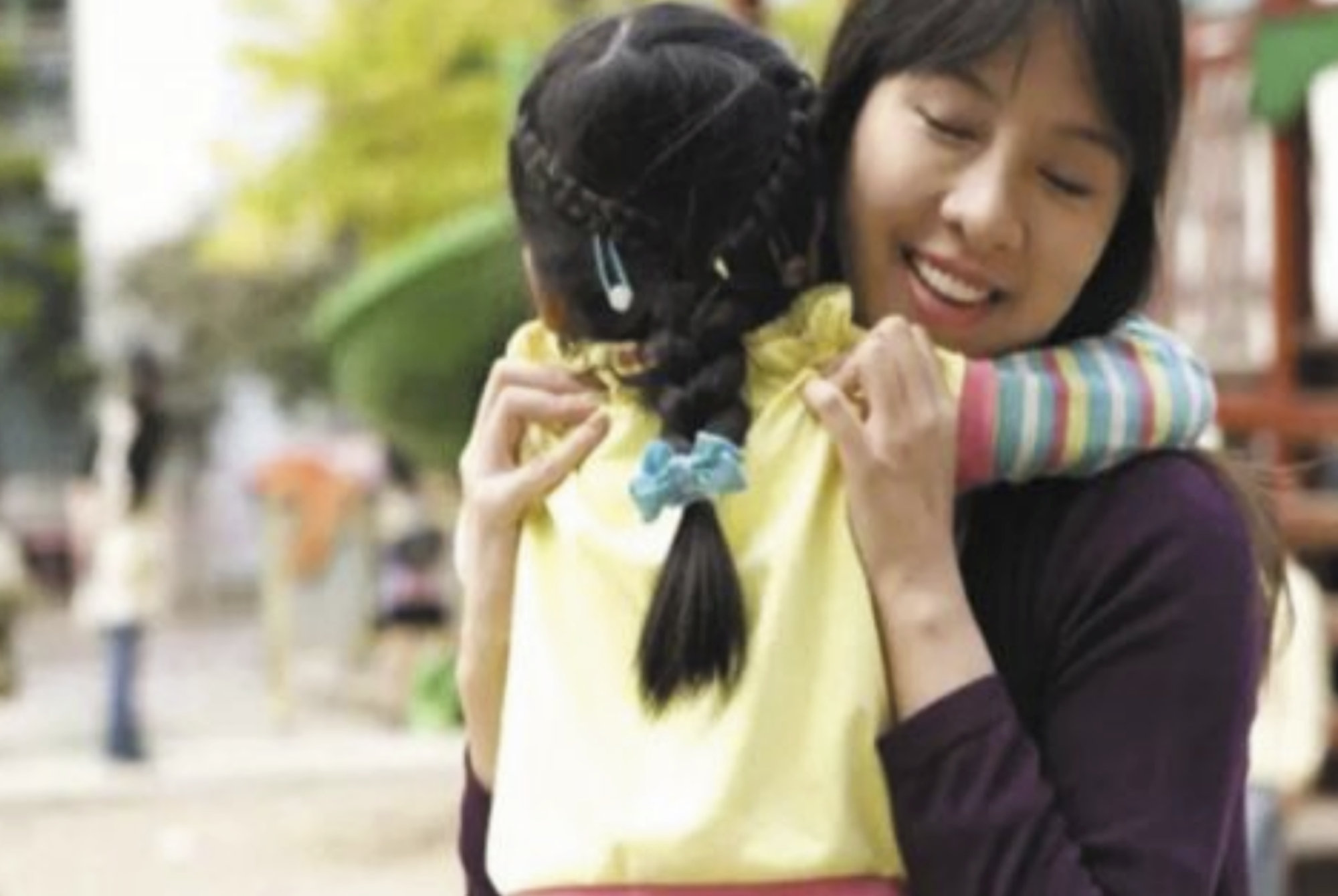 女孩课堂尿裤子被同学嘲笑不想上学，妈妈“三步”处理很高明