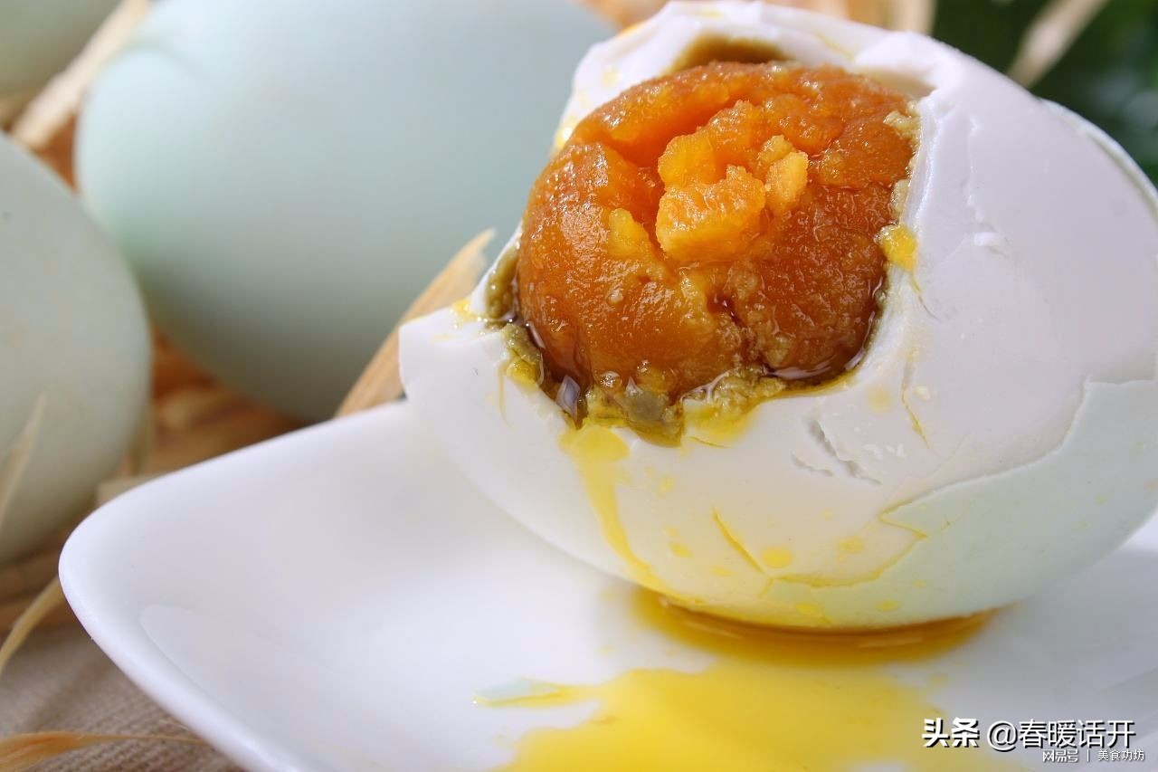 没想到一颗鸭蛋也能做出如此美味,如何用鸡蛋吃出蟹黄味