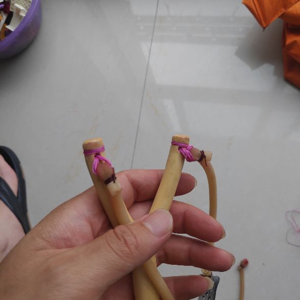 木头弹弓的皮筋怎么绑,木头弹弓如何绑皮筋