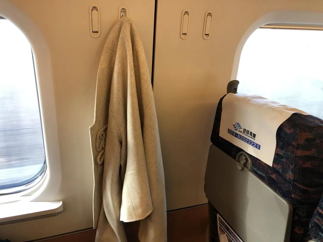 高铁怎么放行李,高铁有放行李的地方吗