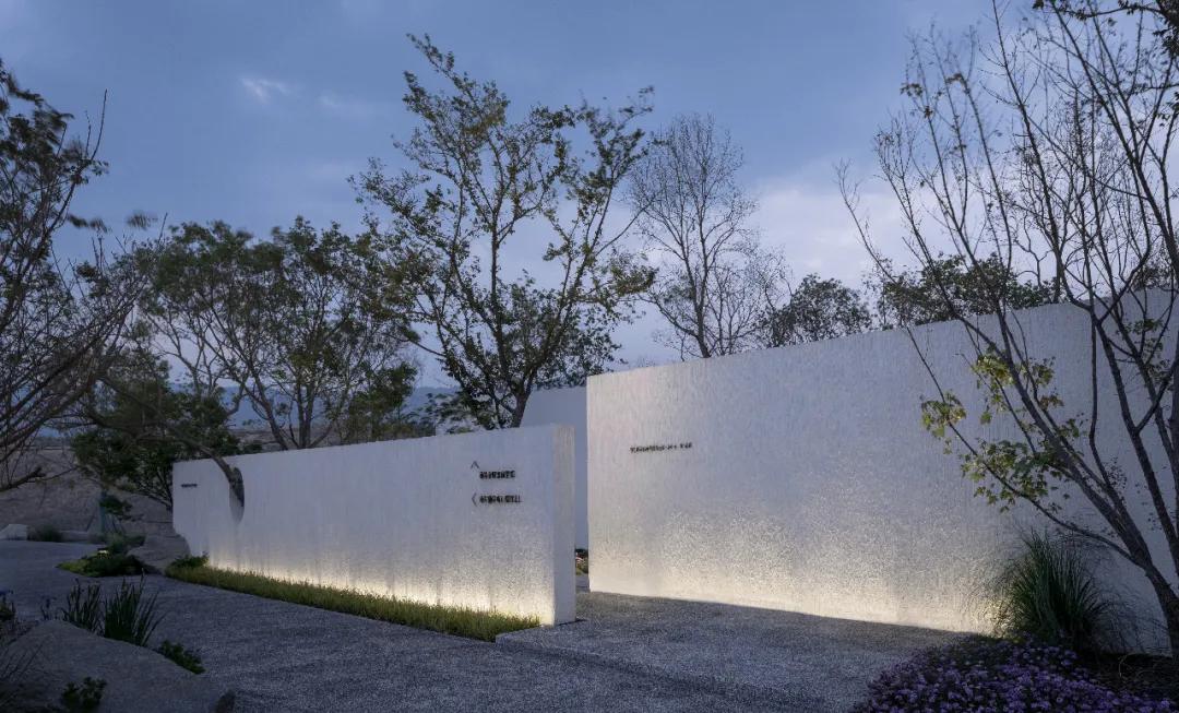 湖畔边的静寂之美——龙湖·抚仙湖星空小镇山顶度假美学馆