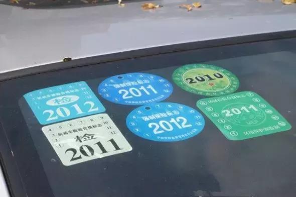 汽车后玻璃广告贴纸怎么清除,汽车后视镜贴纸怎么清除干净