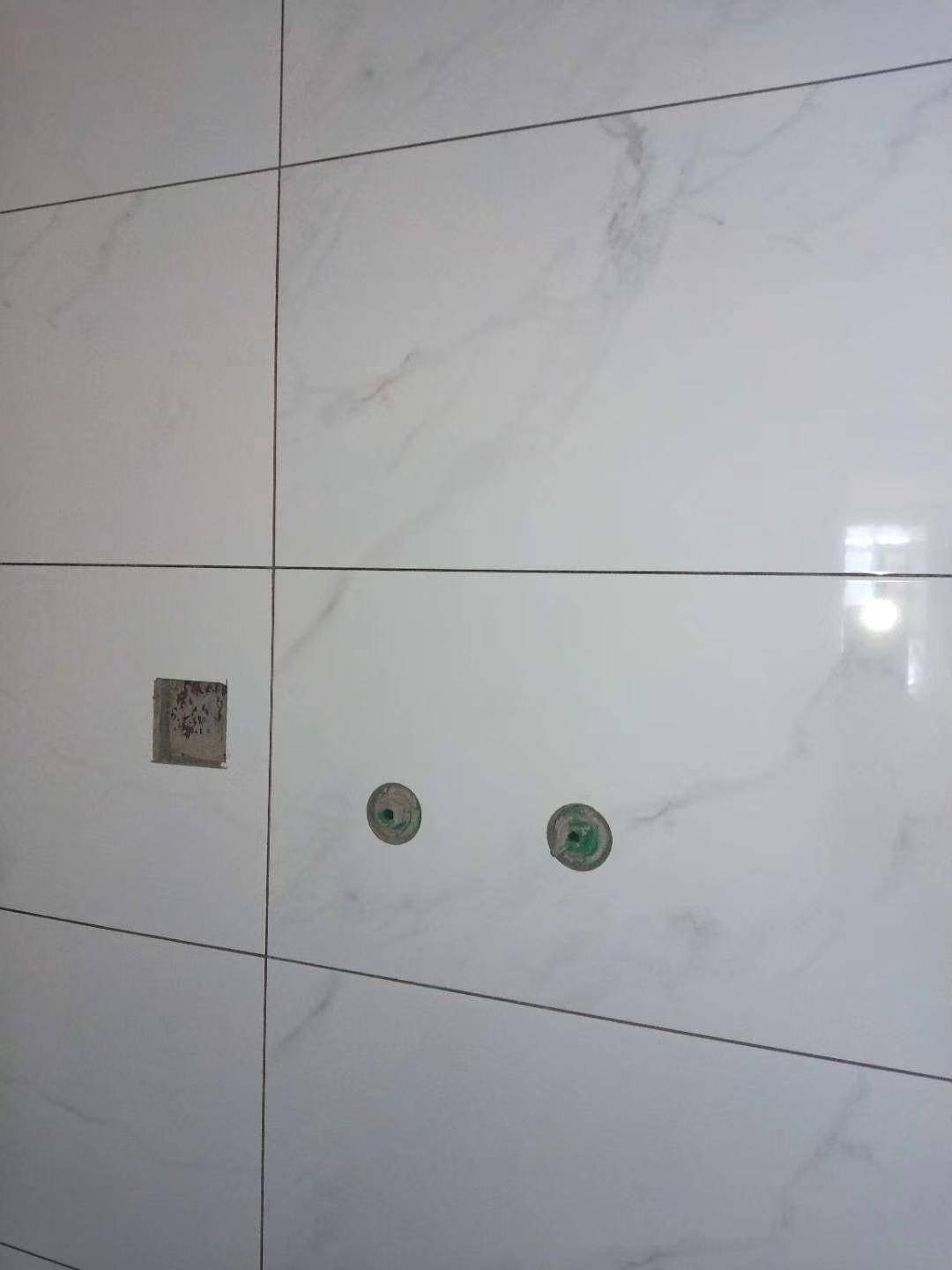 厨房墙面瓷砖脱落找不到合适瓷砖,还没入住瓷砖就脱落