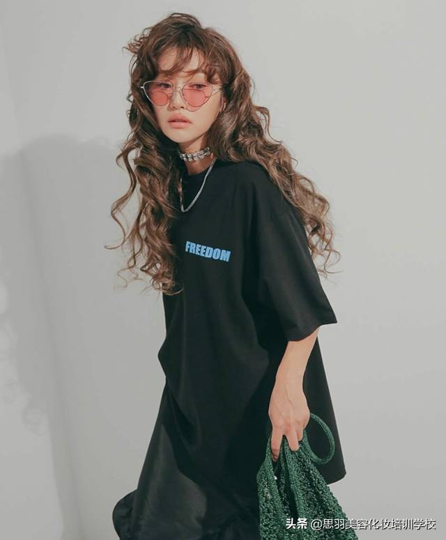 瘦长脸适合丸子头的发型,2021最洋气的减龄发型圆脸丸子头