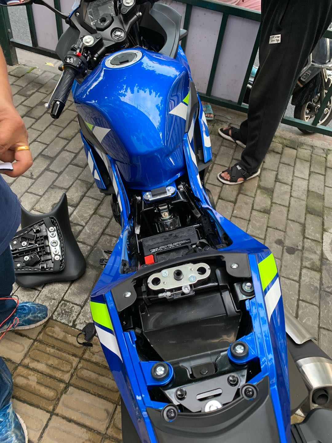 铃木gsx蓝色摩托车帅气视频,提铃木隼