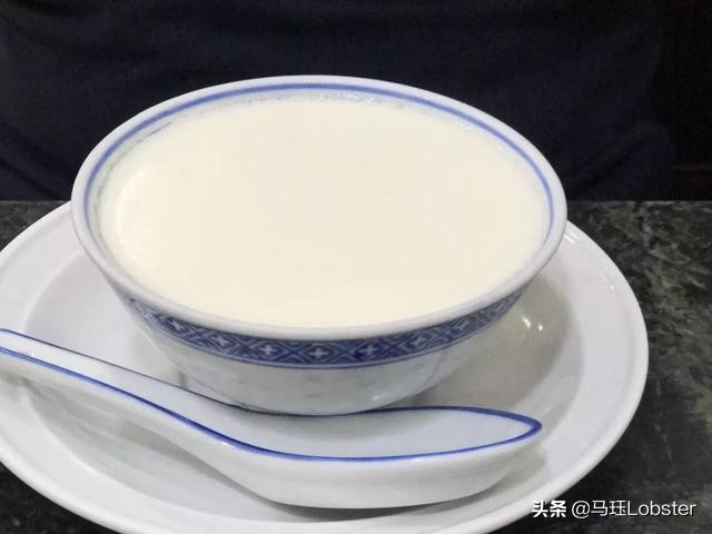 澳门当地人吃的蛋挞,在澳门吃着蛋挞超开心