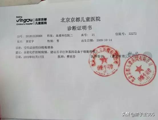 安徽10岁小男孩哭着喊妈妈,泪目男孩思念奶奶跪在河边痛哭