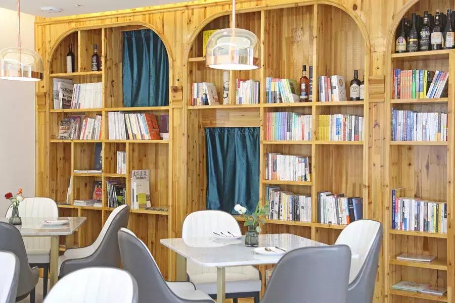 源和1916里的这家网红店，是花店也是甜点店还是图书馆