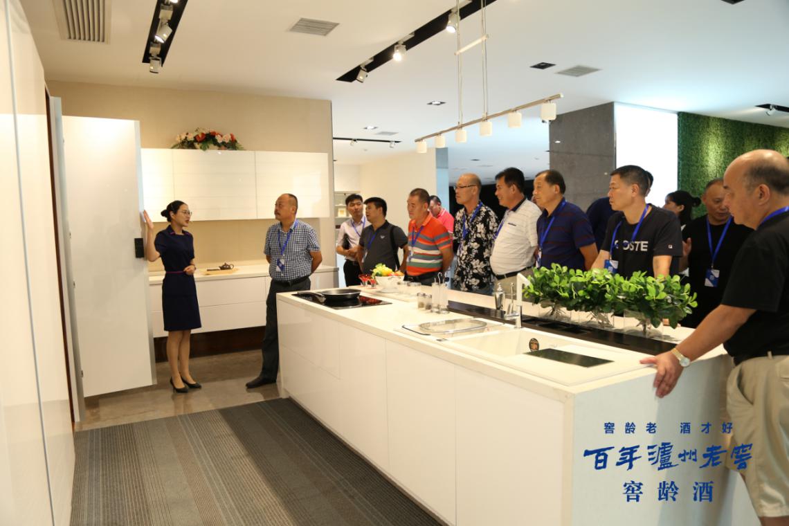 百年泸州老窖窖龄酒见证前行,百年泸州老窖窖龄酒30年咋样