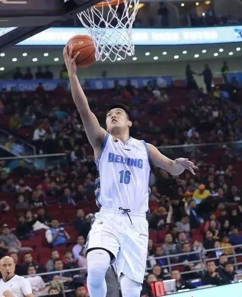 武磊获中超最佳球员；火箭胜活塞；首钢八连胜；德罗巴宣布退役