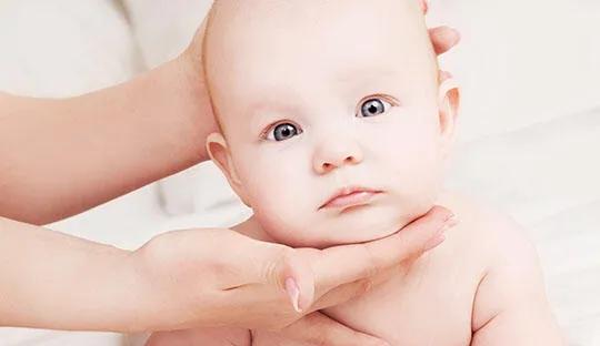 斜颈宝宝有哪些症状,怎样判断孩子是左斜颈还是右斜颈