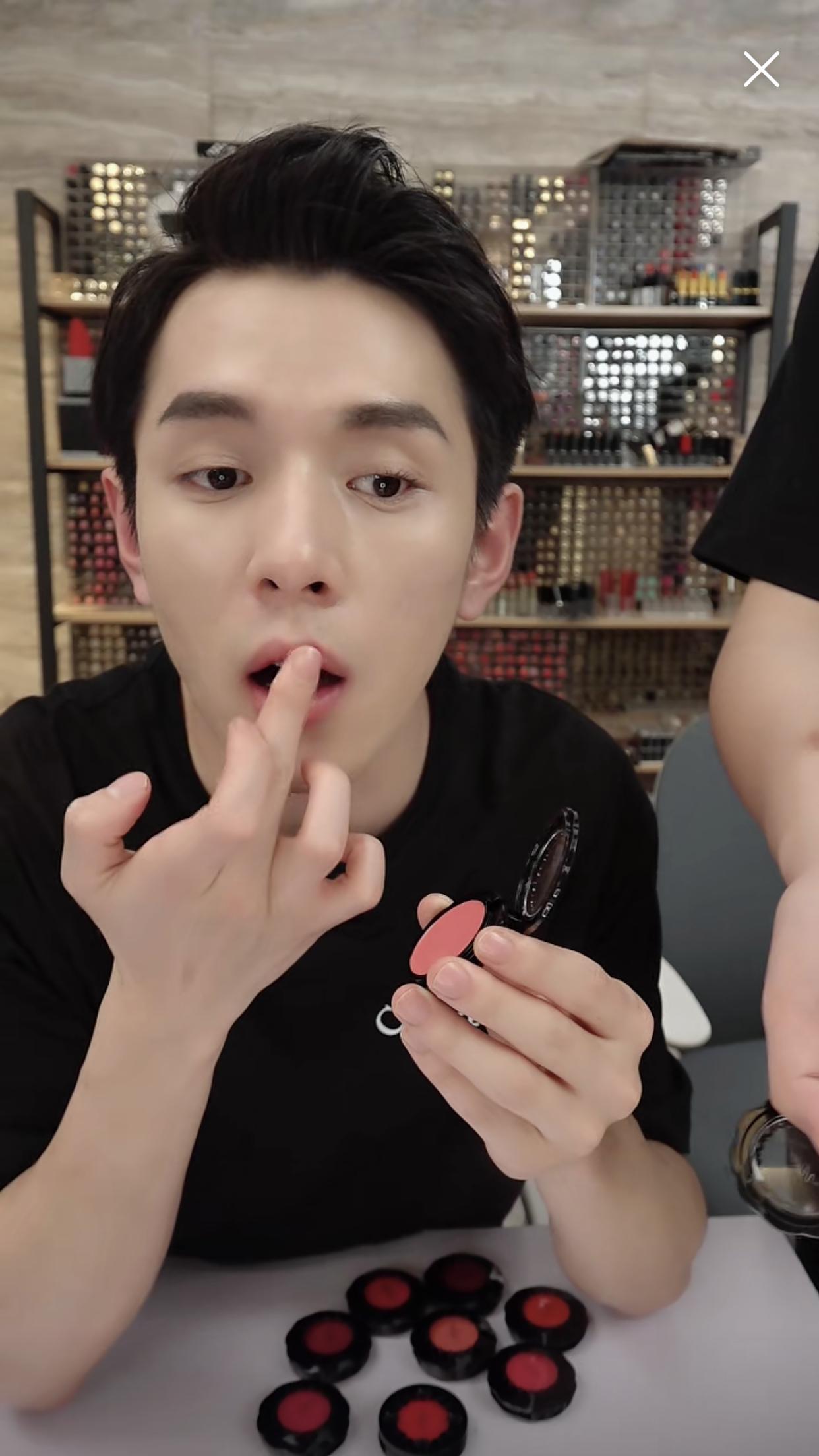 李佳琦用的平价口红突然火了，不卡唇纹显肤白，效果堪比阿玛尼