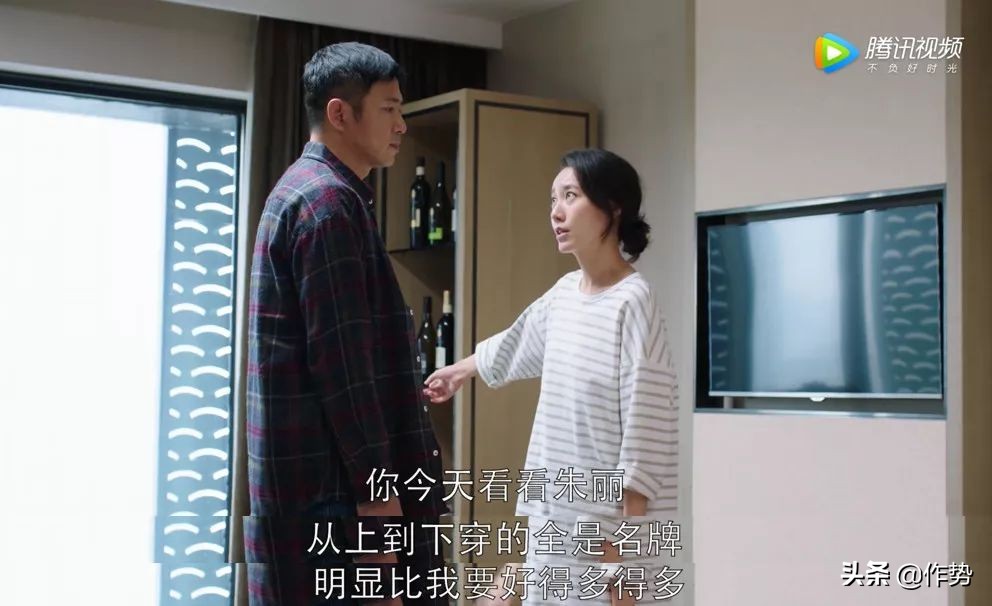 都挺好二嫂朱丽进入明玉公司工作,都挺好的朱丽穿的大衣是啥牌子