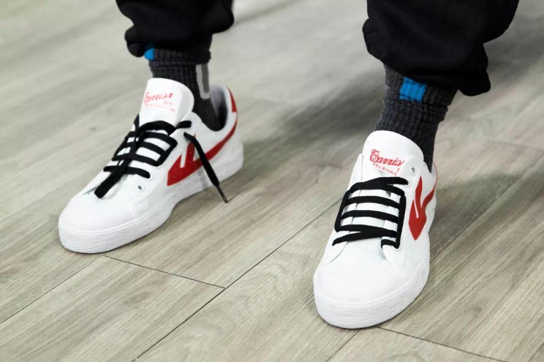 怎么系鞋带扁的鞋带不容易掉,明星同款鞋带怎么系